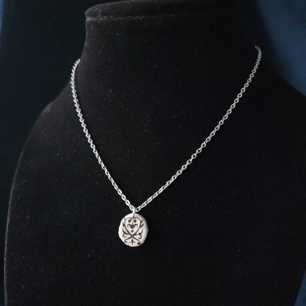 Gothic Versailles iridescent pearl necklace with a small silver chain - Picture 3 of 11